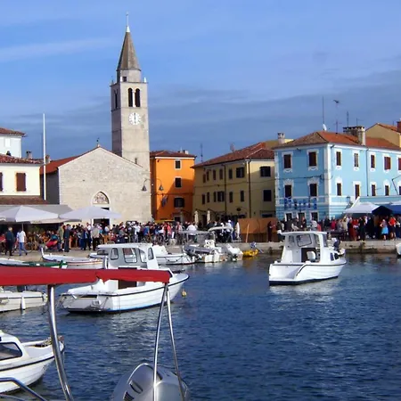 Appartamento In Village Valbnadon, 1 Km From The Valbandon